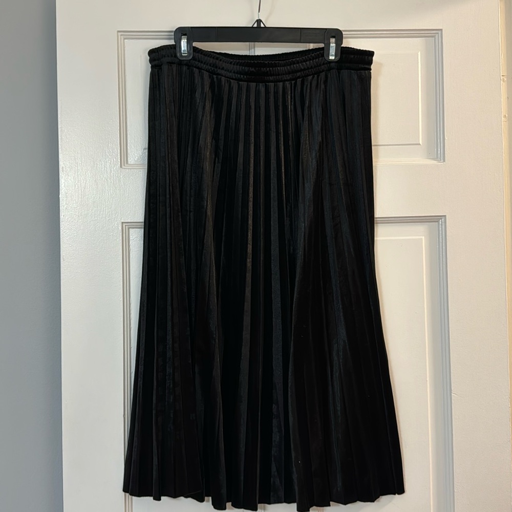 Velvet pleated skirt